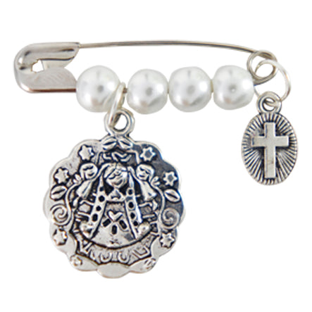 Distintivo Con Perlas Y Dijes Medalla Y Cruz