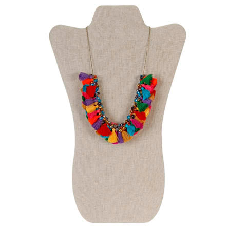 Collar Con Engarces Y Borlas De Colores