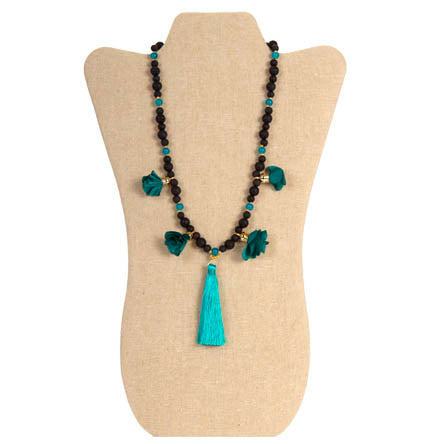 Collar Negro/Jade Con Borla Y Rosas De Tela