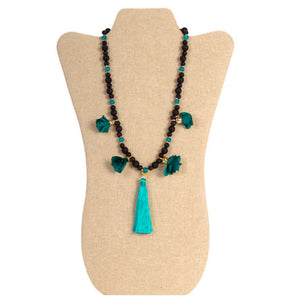 Collar Negro/Jade Con Borla Y Rosas De Tela