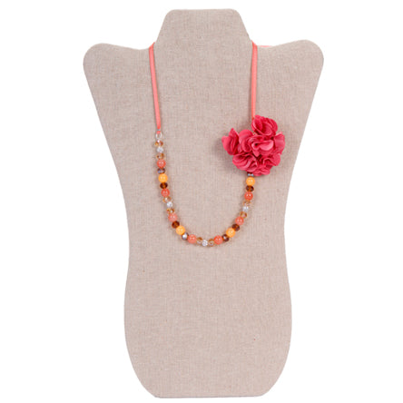 Collar Coral Con Dijes Rosa De Tela