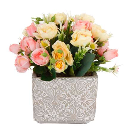 Arreglo De Rosas Y Lotus En Base De Cemento Cuadrada