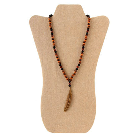 Collar Con Cuentas De Madera Café Con Dije De Pluma
